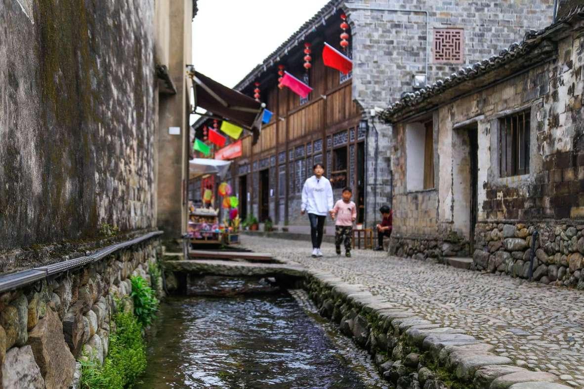 南京市栖霞区仙林城管助力小区“争优除差” “分”出新风貌